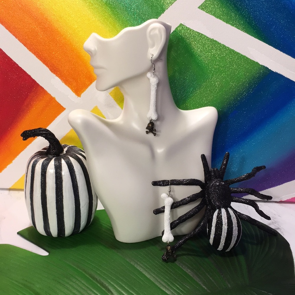 5/$25  Lightweight Halloween bone earrings